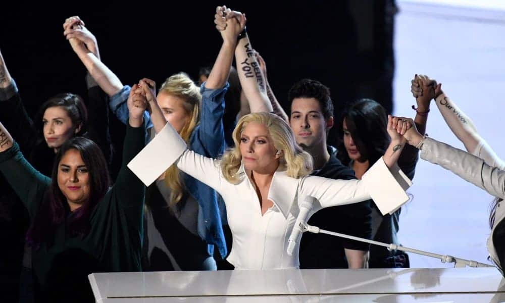 Lady Gaga 在奥斯卡颁奖典礼的现场与性暴力受害者一同演绎《直到它发生在你的身上》