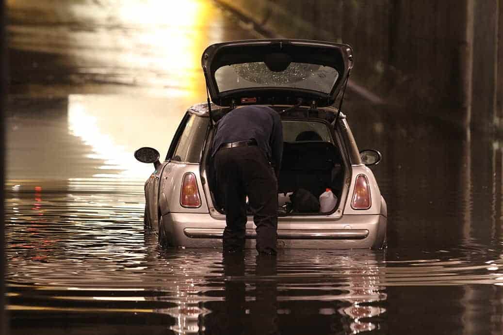 荷兰SCHIEDAM：一名车主被困在积水的隧道里