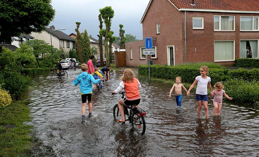 荷兰WAALRE：孩子们在积满水的街上