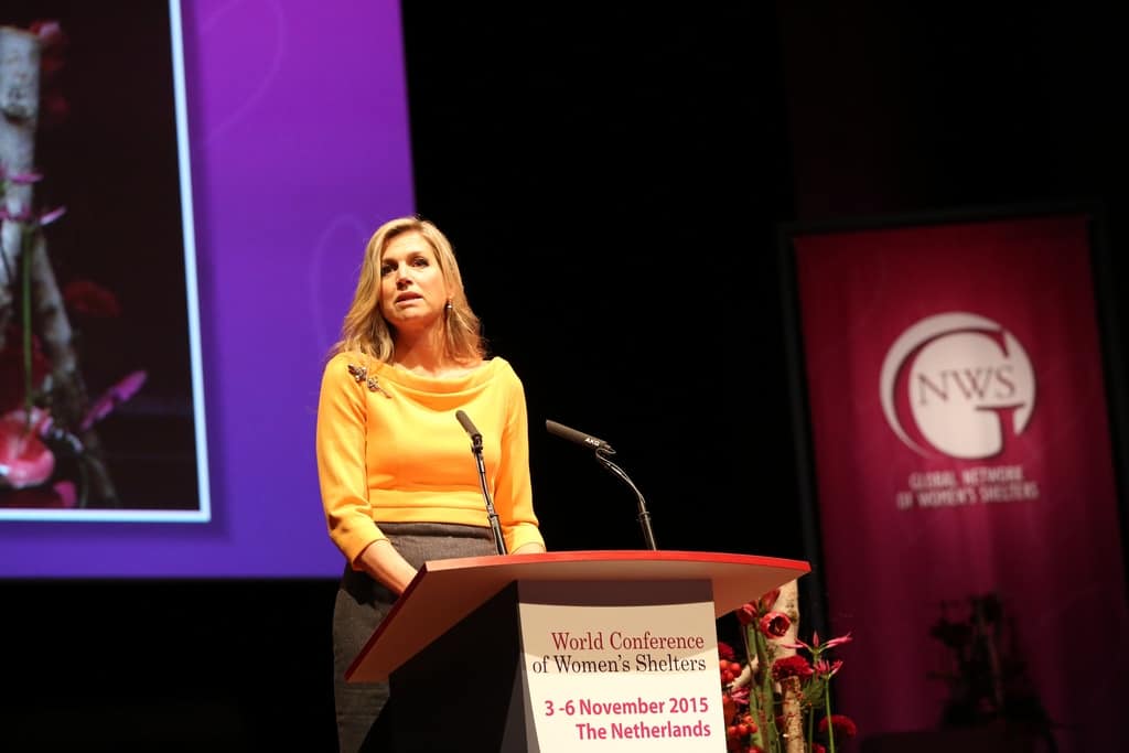 荷兰王后马克西玛在荷兰海牙举行的第三届世界妇女庇护所大会上发言