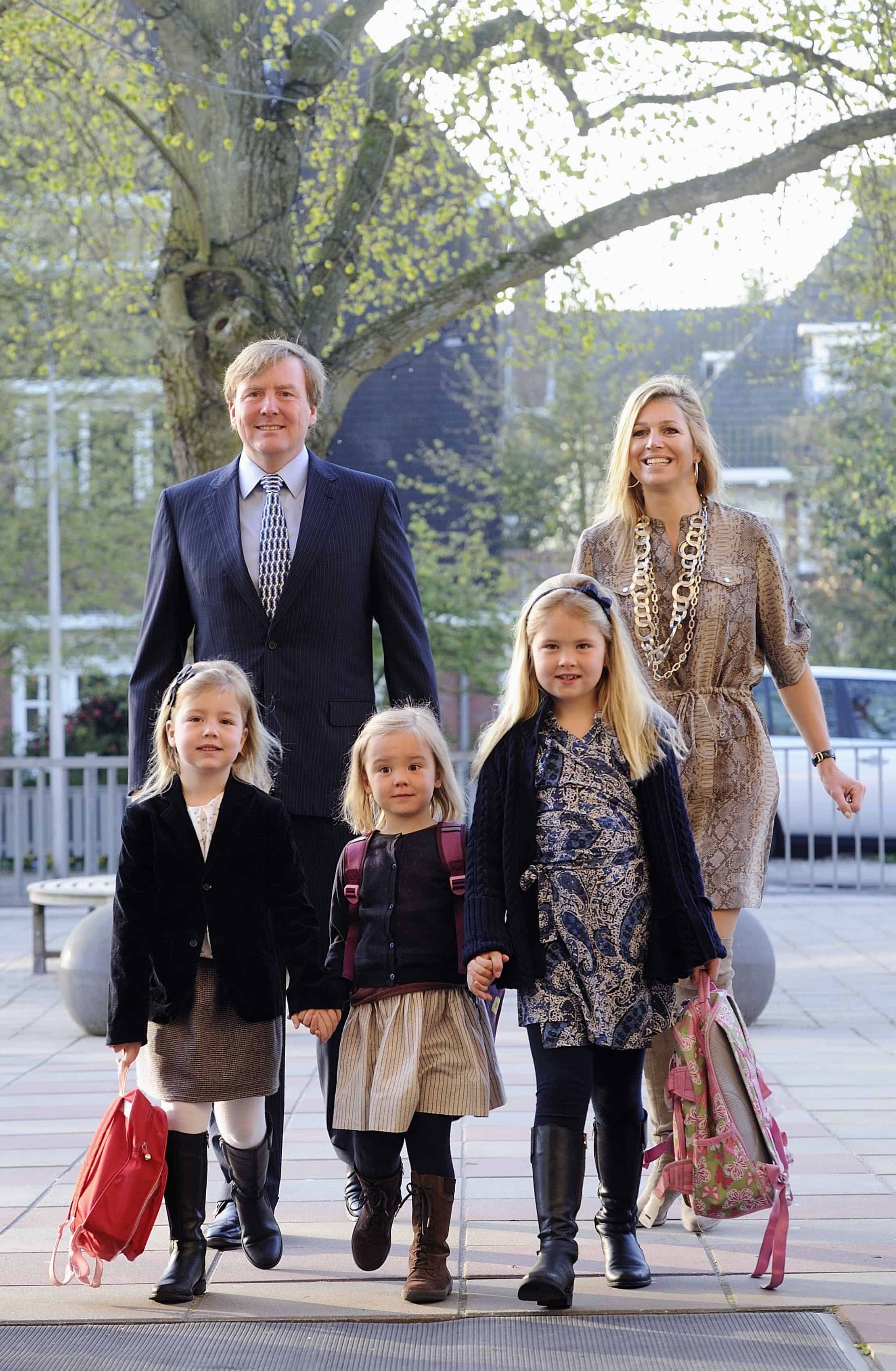 荷兰国王王后送女儿们上学
