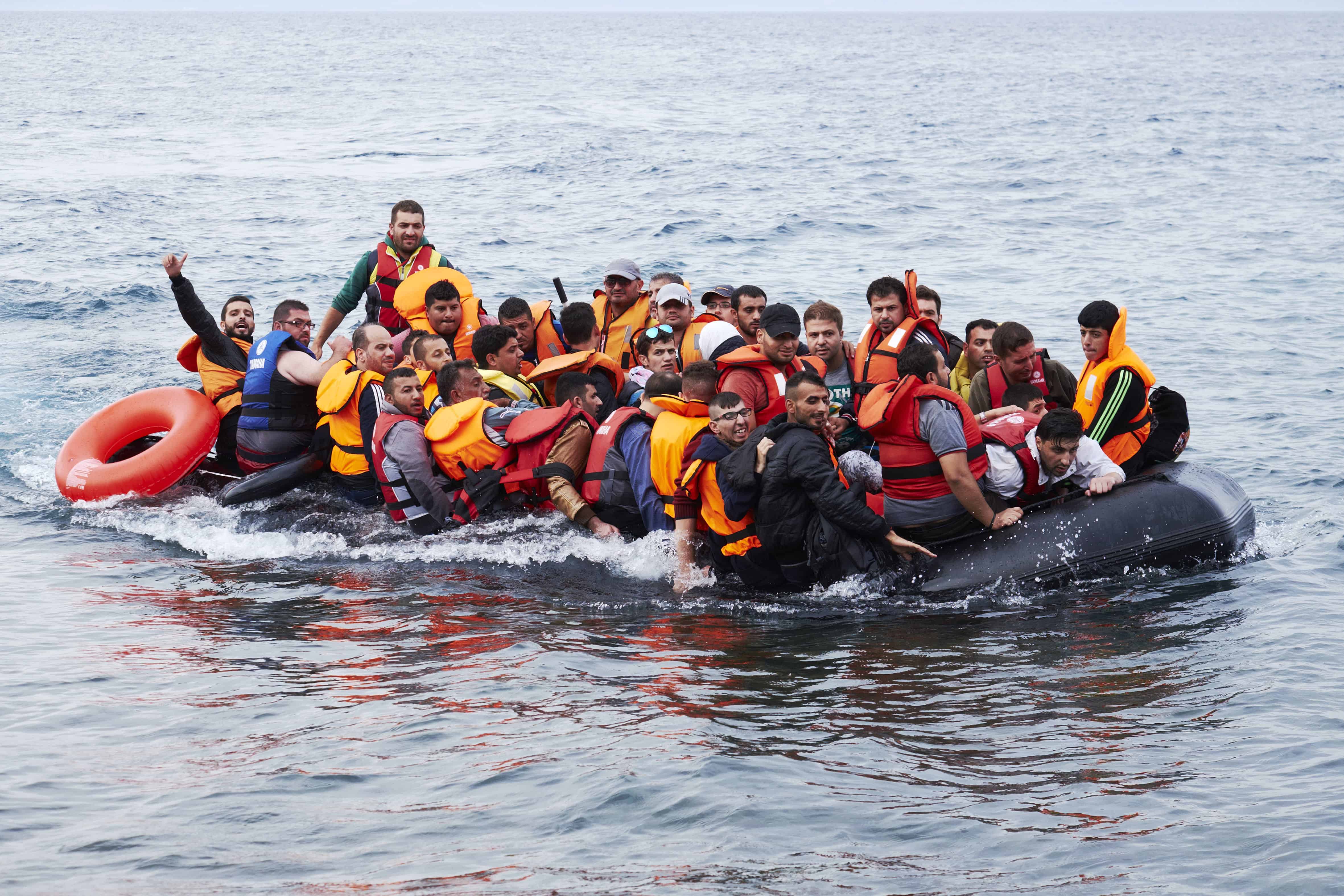 难民乘坐摇摇晃晃的皮筏艇从土耳其偷渡到希腊
