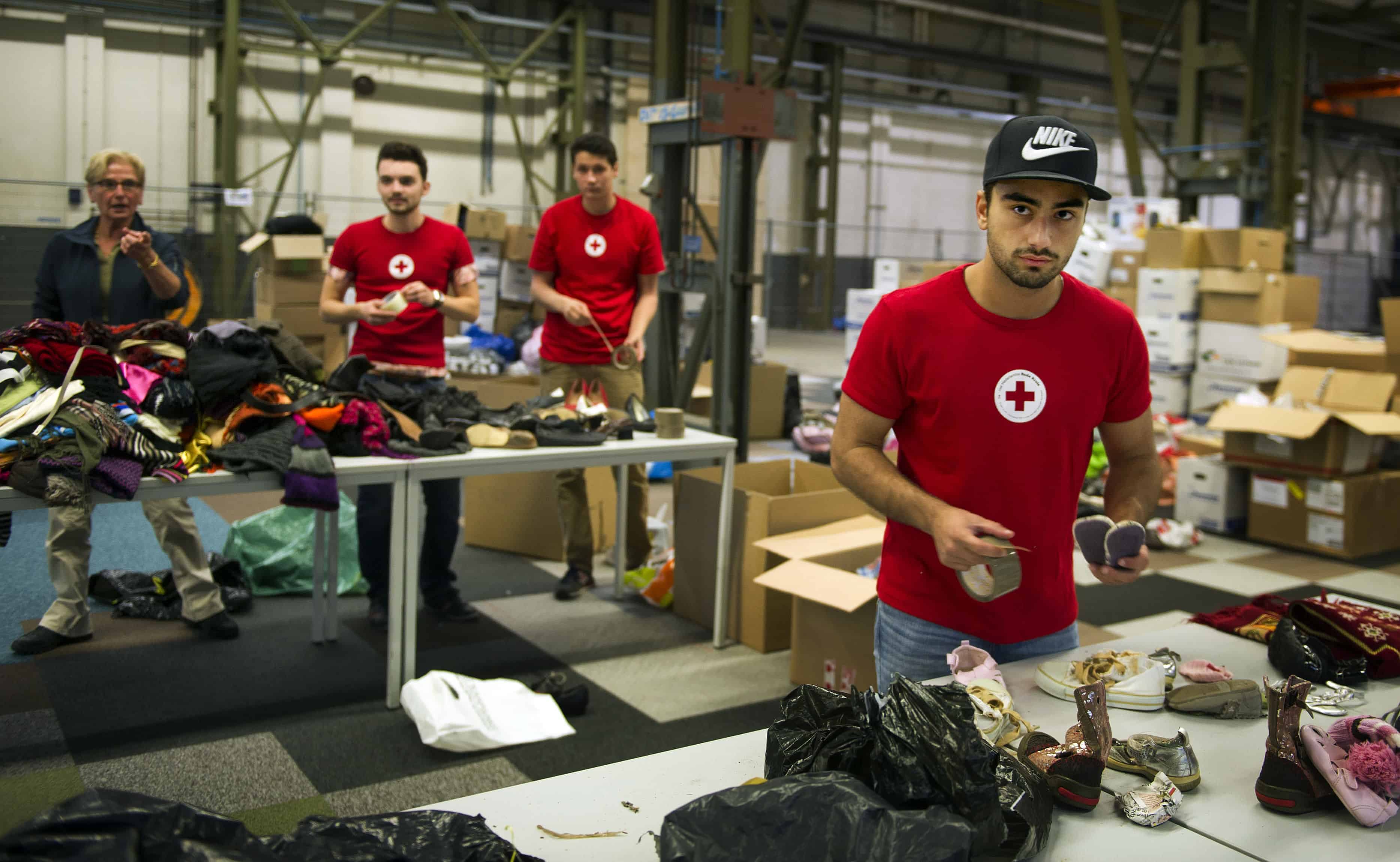 荷兰红十字会的志愿者在整理为难民准备的物资