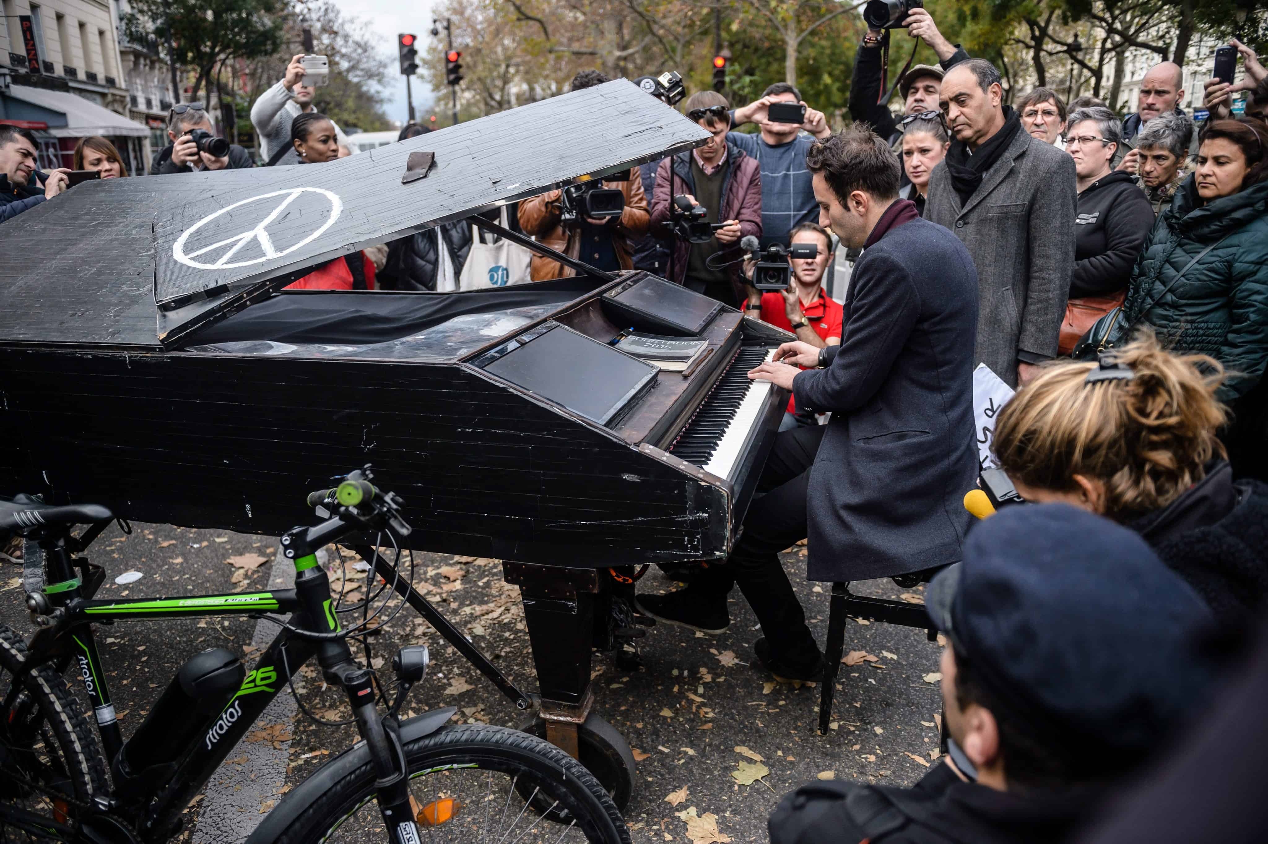 德国钢琴家Davide Martello在巴黎恐怖袭击的现场弹起了列侬的《Imagine》