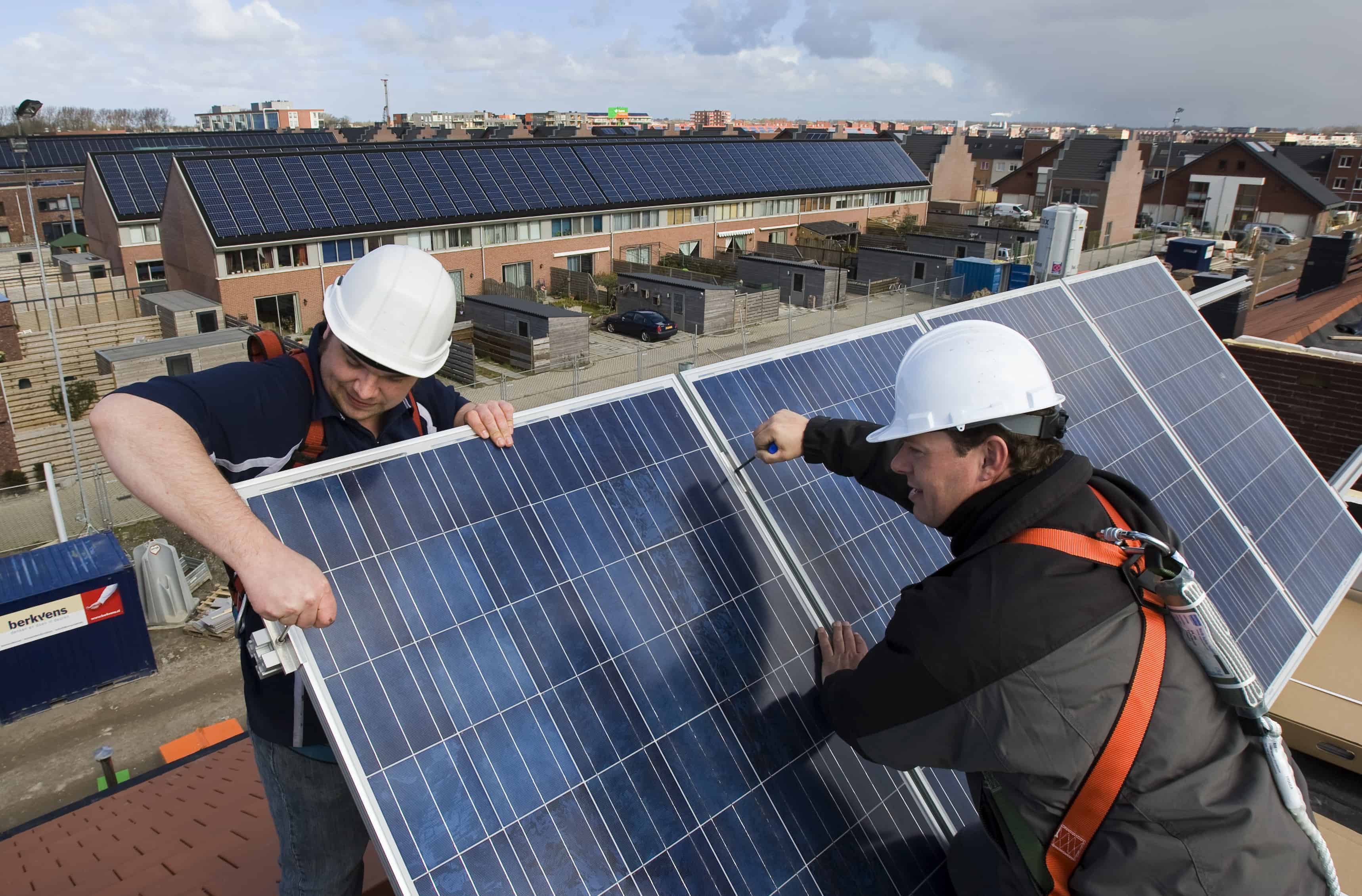 荷兰住宅区安装太阳能板