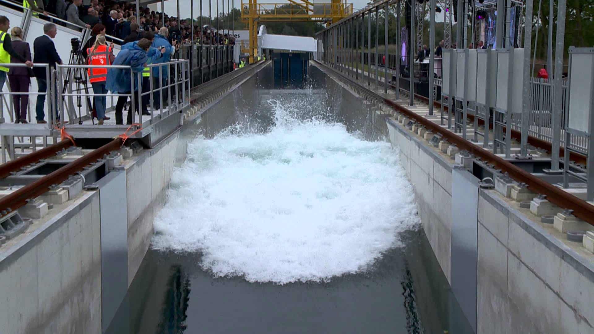 三角洲水槽的世界最大人工浪