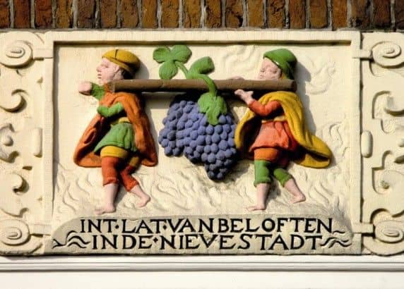 莱顿Nieuwe Beestenmarkt市场墙面一块立于1611年的面砖