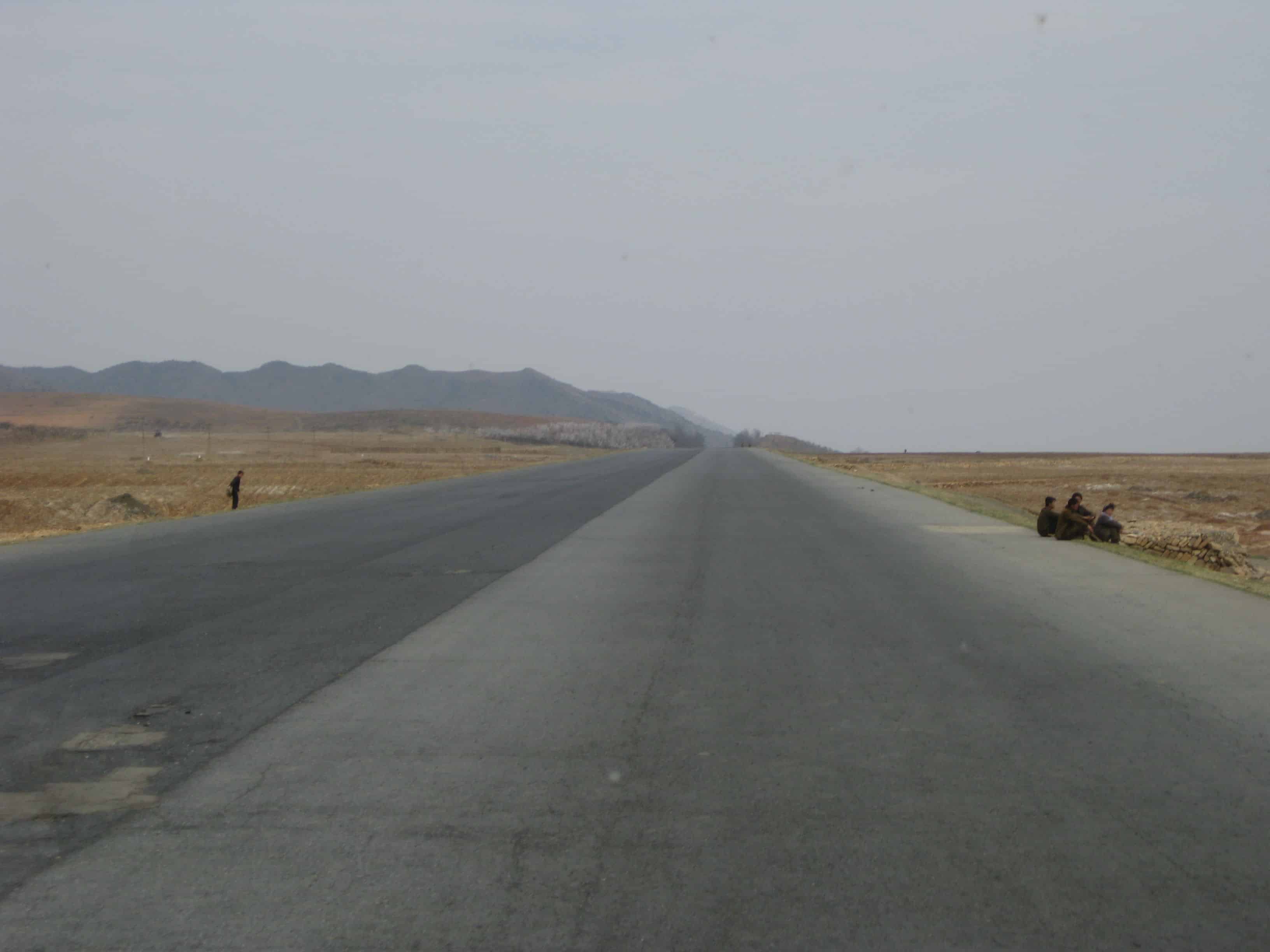 朝鲜空荡荡的公路