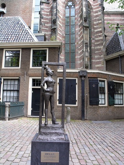 阿姆斯特丹街头的性工作者雕像，雕像下方写着“尊重全世界的性工作者” 