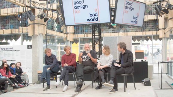 ▲ 2017荷兰设计周，参加者正在讨论设计在防止恐怖主义方面的作用。