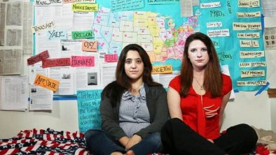 安瑞亚和安妮以及她们标注美国各地大学性侵害事件的地图