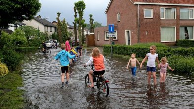 荷兰WAALRE：孩子们在积满水的街上