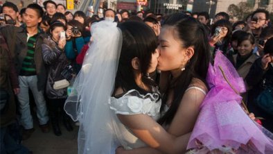 中国女同性恋接吻呼吁同性婚姻合法化