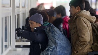 北京火车站前买票的春运大潮