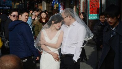 中国一对情侣拍摄婚纱照