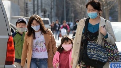 北京市民戴口罩出门
