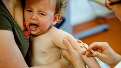 荷兰孩子正在接受疫苗接种