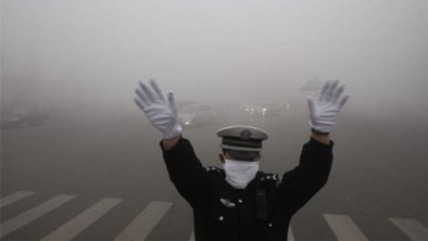 哈尔滨雾霾中的值班警察