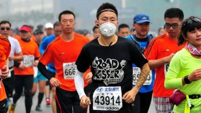 北京市民雾霾中马拉松