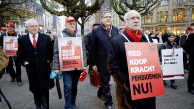 荷兰民众街头抗议养老金制度