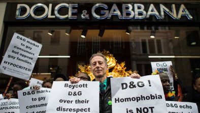 英国民众抗议Dolce&Gabbana恐同言论