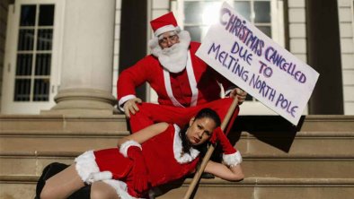 巴黎气候大会民众装扮圣诞老人抗议
