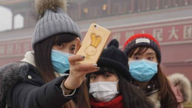 北京天安门广场上雾霾中游客戴口罩自拍