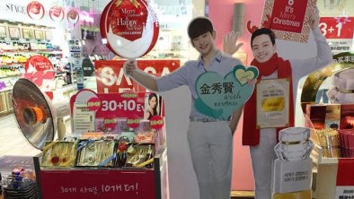 韩国明洞购物街上到处是招揽中国游客的中文招牌和明星海报