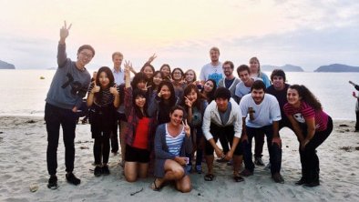 学中文的韩国学生和他国学生一同出游