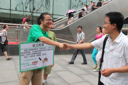 中国’乙肝维权斗士’街头征人吃饭遭冷遇