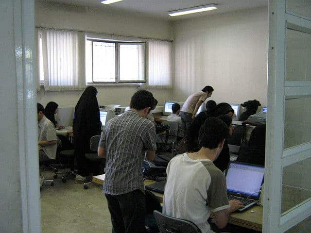 伊朗年轻人在网络审查中寻找突破口
