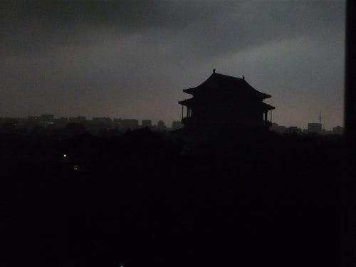 暴雨中闪现的不只是’北京精神’
