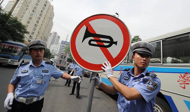 从过马路到闯黄灯:中国城市交通发展应以人为本