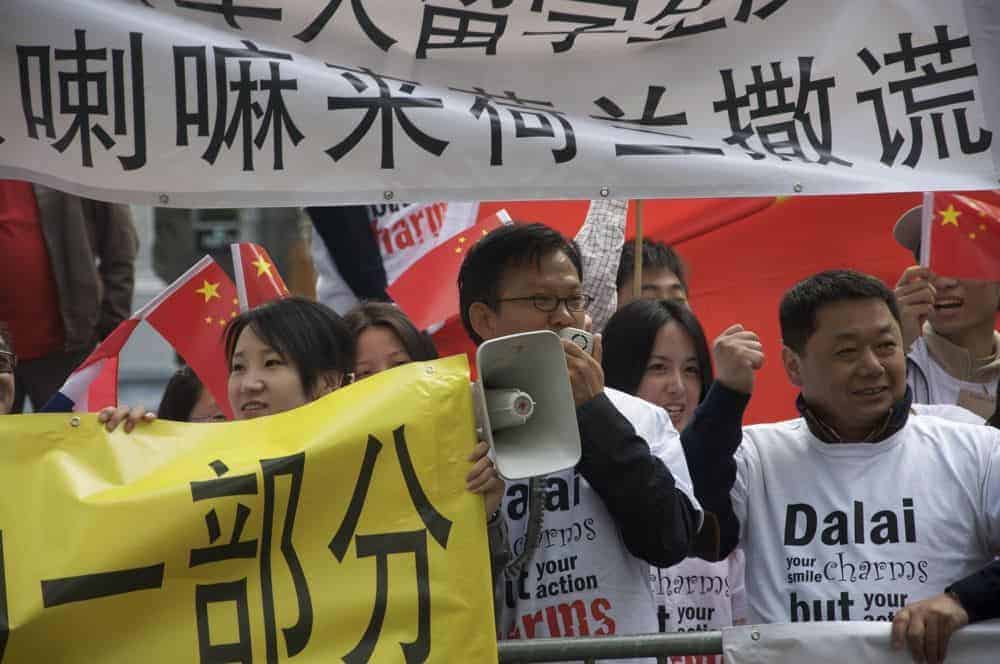 达赖喇嘛访荷遭遇华人集会