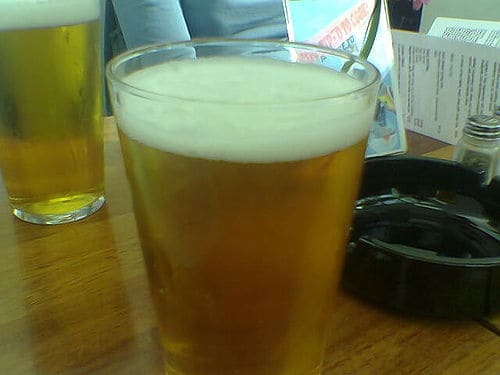 荷兰阿默斯福特市为无家可归酗酒者提供廉价啤酒