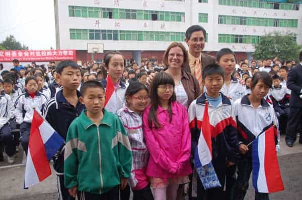 荷兰领养儿童回国帮助办学