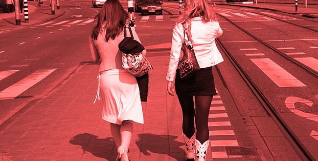 皮条女孩：“我专挑最弱的女孩”