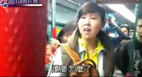 陆港乘客互骂，北大孔庆东称“港人是狗”（视频）