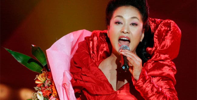 ‘第一夫人’彭丽媛首度高调亮相’一反常态’