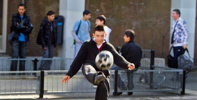 “孩子，早点回家睡觉”