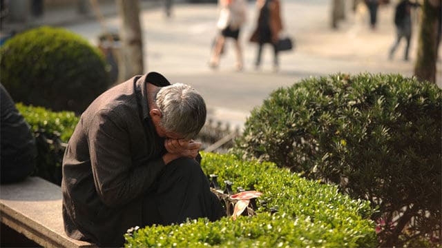 “照镜子洗洗澡”无力扭转腐败颓局