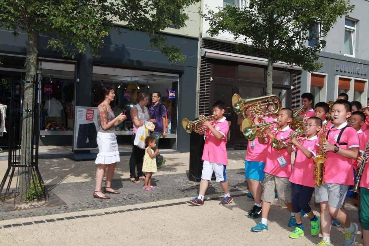 荷兰小城里来了中国少年管乐手（视频）