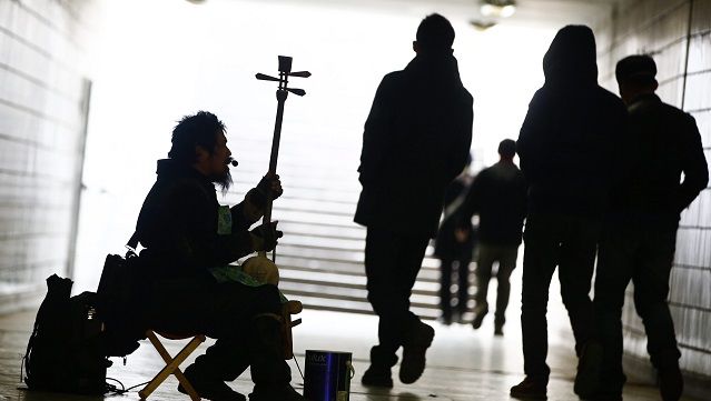 你幸福吗？收入差距和社会福利如何影响幸福感