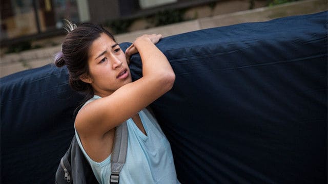 艺术反对暴力：女大学生扛床垫声讨强奸犯