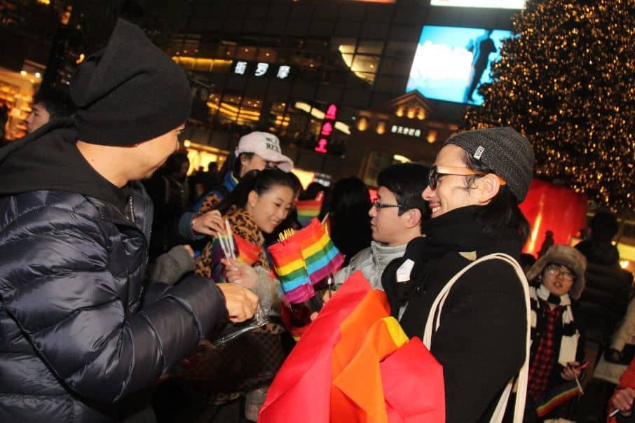 LGBT吻亮彩虹之夜（视频）