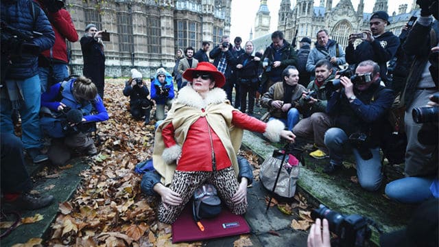英国色情电影审查：女人不能坐在男人脸上（图）