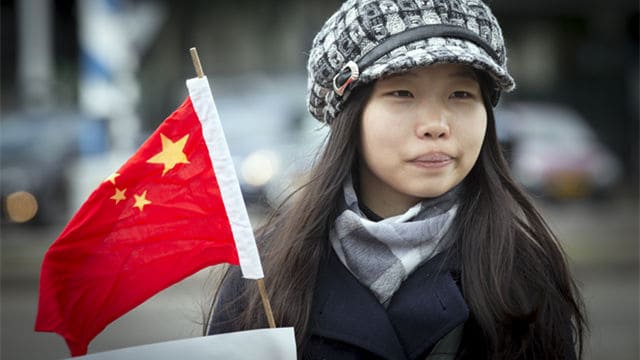 中国留学生出国后更爱国？