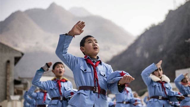 为什么重视教育的中国人会扔下孩子不管？