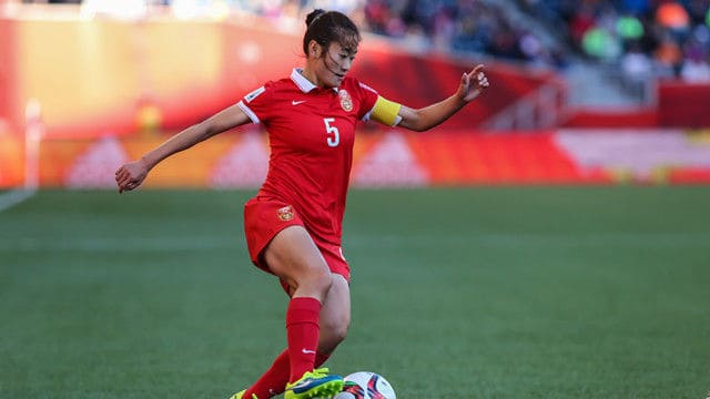 中国女孩踢足球：梦想受制于教育体系？