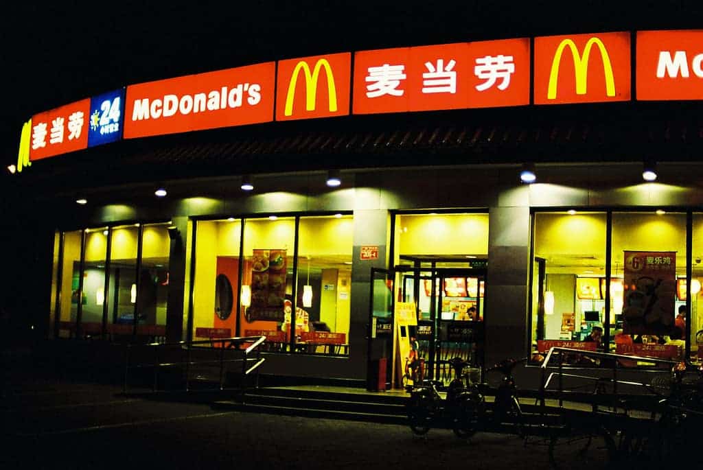 荷媒看中国：中国麦当劳收留无家可归者过夜